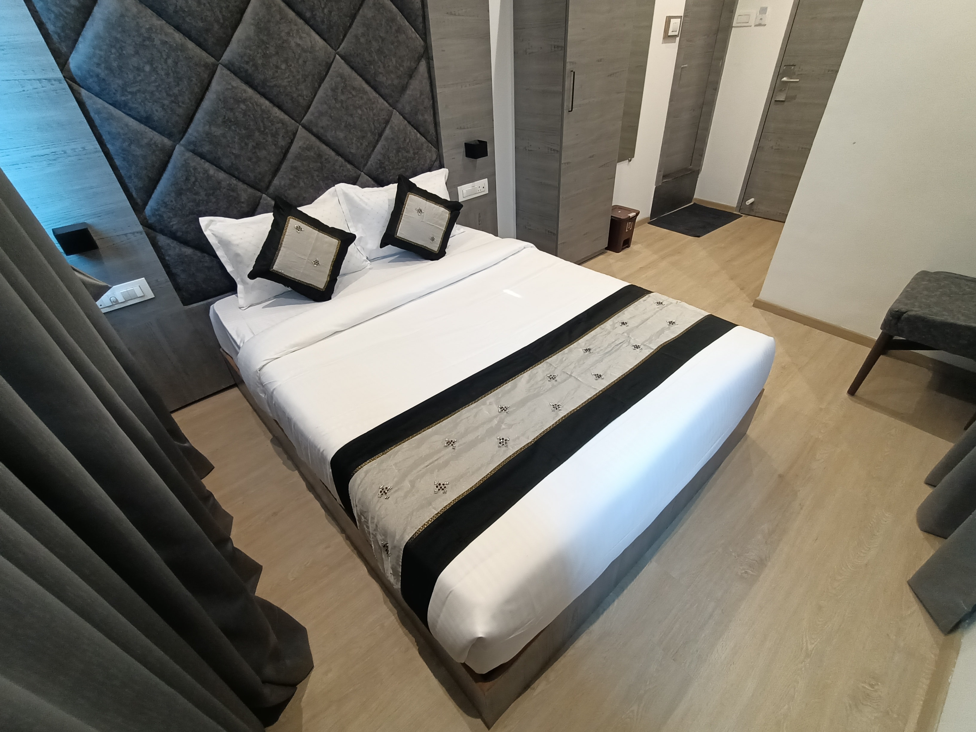 Hotel Beverly Palace Santacruz  Near U.S. Consulate & Near BKC - Tap to explore photos