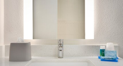 Holiday Inn Express Allen North - Event Center Room Type - Suite, 1 King Bed, Jetted Tub