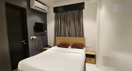 Everest Inn Chakan Room Type - Standard Queen Room