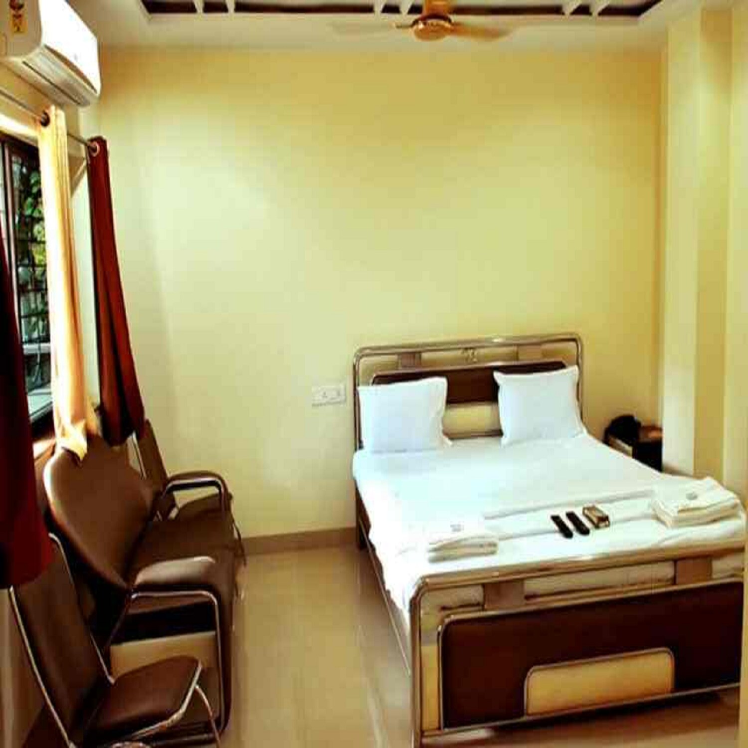 Hotel Sunshine - Tap to explore photos