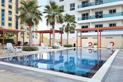 Stylish 1BR Apartment at AKA Residence with Pool Gym & Parking