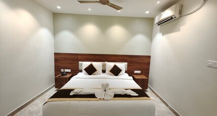 HOTEL THOUSAND PILLARS Room Type - AC LUXURY KING ROOM