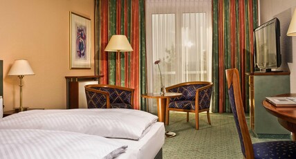 Congress Hotel Weimar by Mercure Room Type - Standard room with queen-size bed 160 x 200 cm and balcony Congress Hotel Weimar by Mercure Room Type - Standard room with queen-size bed 160 x 200 cm and balcony