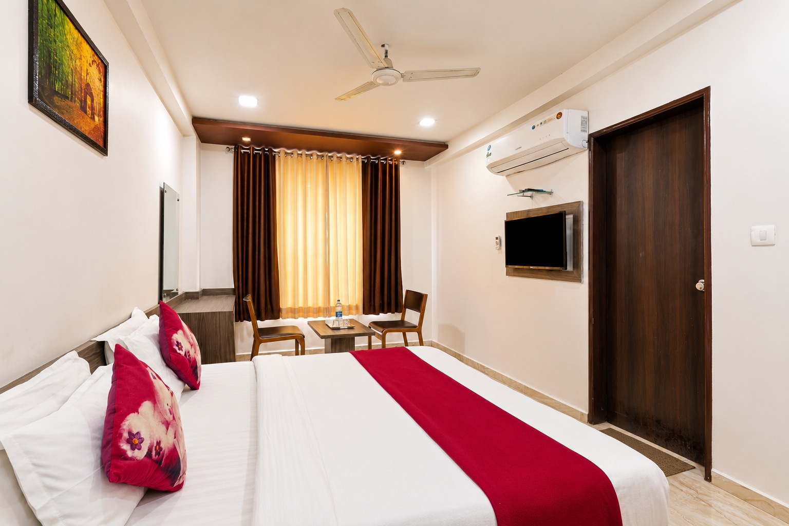 Hotel Gir Scintilla - Tap to explore photos