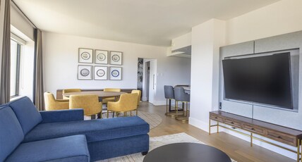 Hilton Quebec Room Type - 1 KING PREMIUM CORNER STE