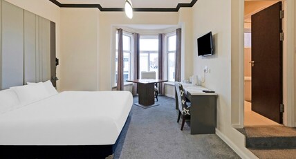OYO The Baltimore Hotel Room Type - Standard Triple Room