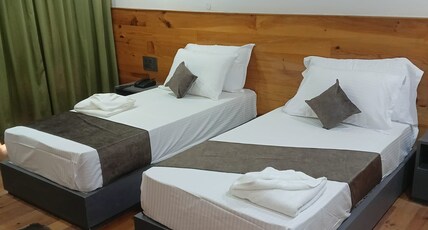 Pines Dirang Homestay Room Type - Deluxe Twin Bed 