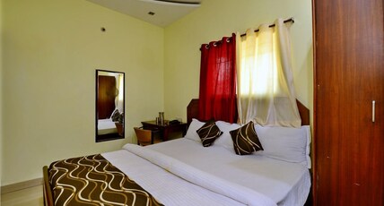 Hotel Al Zaiqa (Opposite Durg Railway Station) Room Type - Deluxe Room