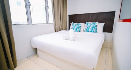 Swing & Pillows - KL Kuchai Lama Room Type - Deluxe Queen Room