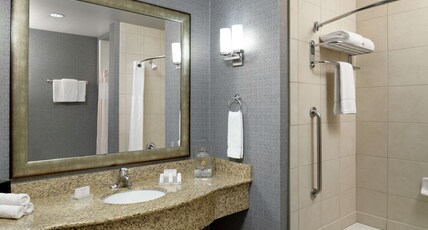 Hilton Garden Inn Phoenix North Happy Valley Room Type - 1 KING ACC RM W BATHTUB