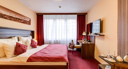 BEST WESTERN Hotel Vista Room Type - 1 King Bed, Non-Smoking, Business Room, Work Desk, Safe, Mini Bar, Air-Conditioned, Full Breakfast BEST WESTERN Hotel Vista Room Type - 1 King Bed, Non-Smoking, Business Room, Work Desk, Safe, Mini Bar, Air-Conditioned, Full Breakfast