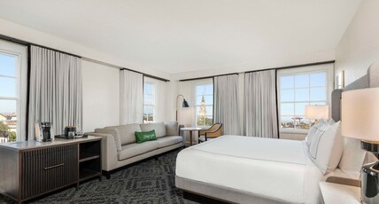 Mills House Charleston, Curio Collection by Hilton Room Type - 1 KING BED CORNER ROOM