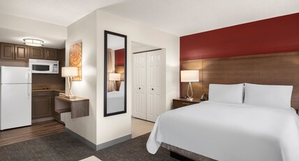 Staybridge Suites INDIANAPOLIS-AIRPORT Room Type - 1 Queen Studio Suite Communications Accessible
