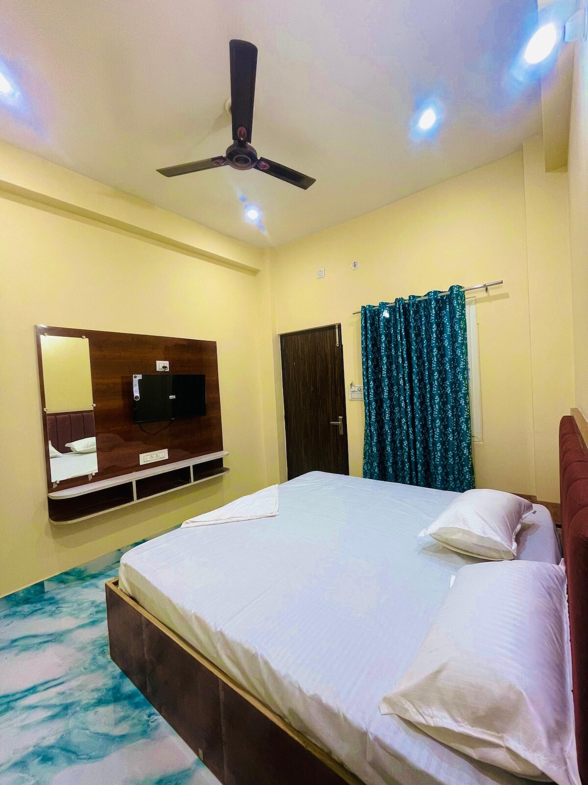 Kashi Raj Homestay Near Kashi Vishwanath - Tap to explore photos