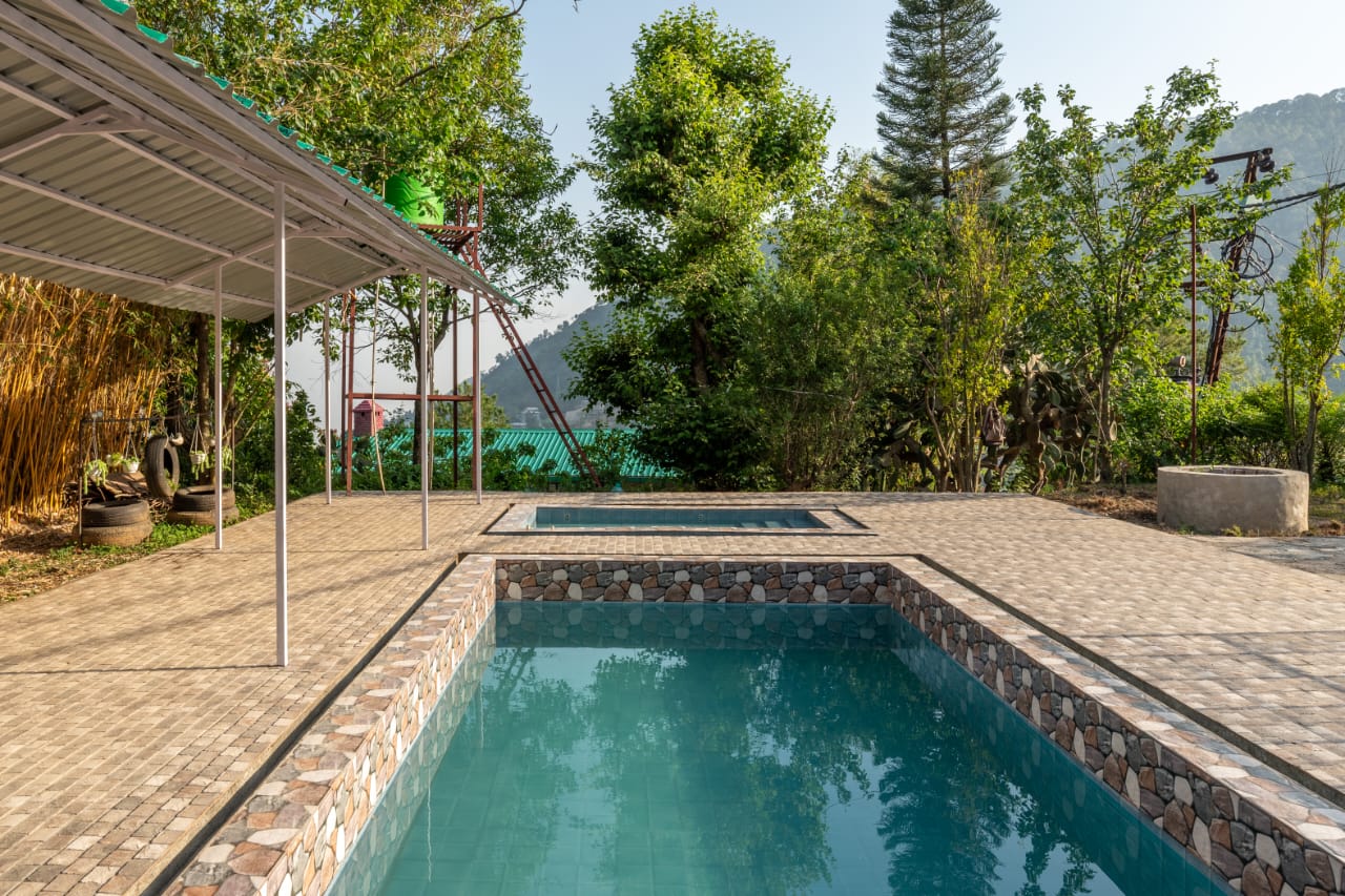 Bluebell Private Room w Lake View Shared Pool - Tap to explore photos