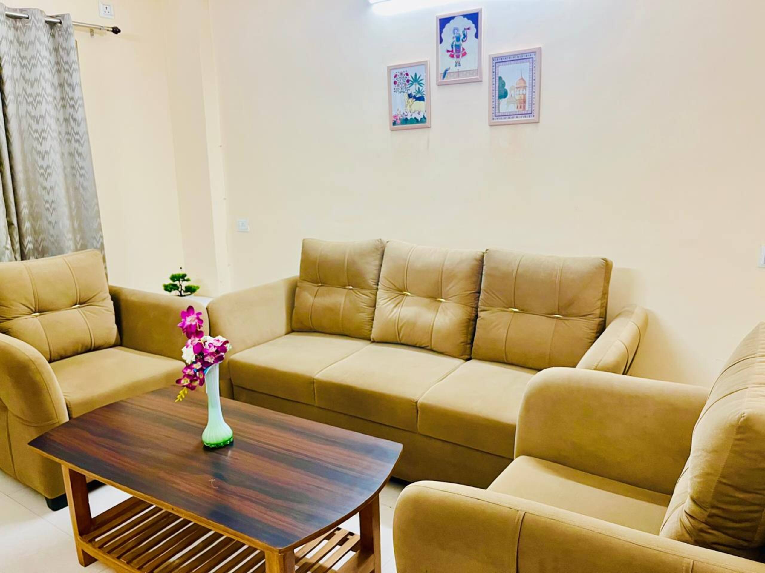 Khanna Villa | 2BHK Apartment | 2kms to Kashi Vishwanath - Tap to explore photos
