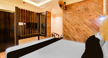 Super OYO Townhouse Varanasi Railway Junction Room Type - Deluxe