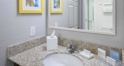 Hampton Inn & Suites Miami-Doral Dolphin Mall Room Type - QN EXEC SUITE  NSMKG