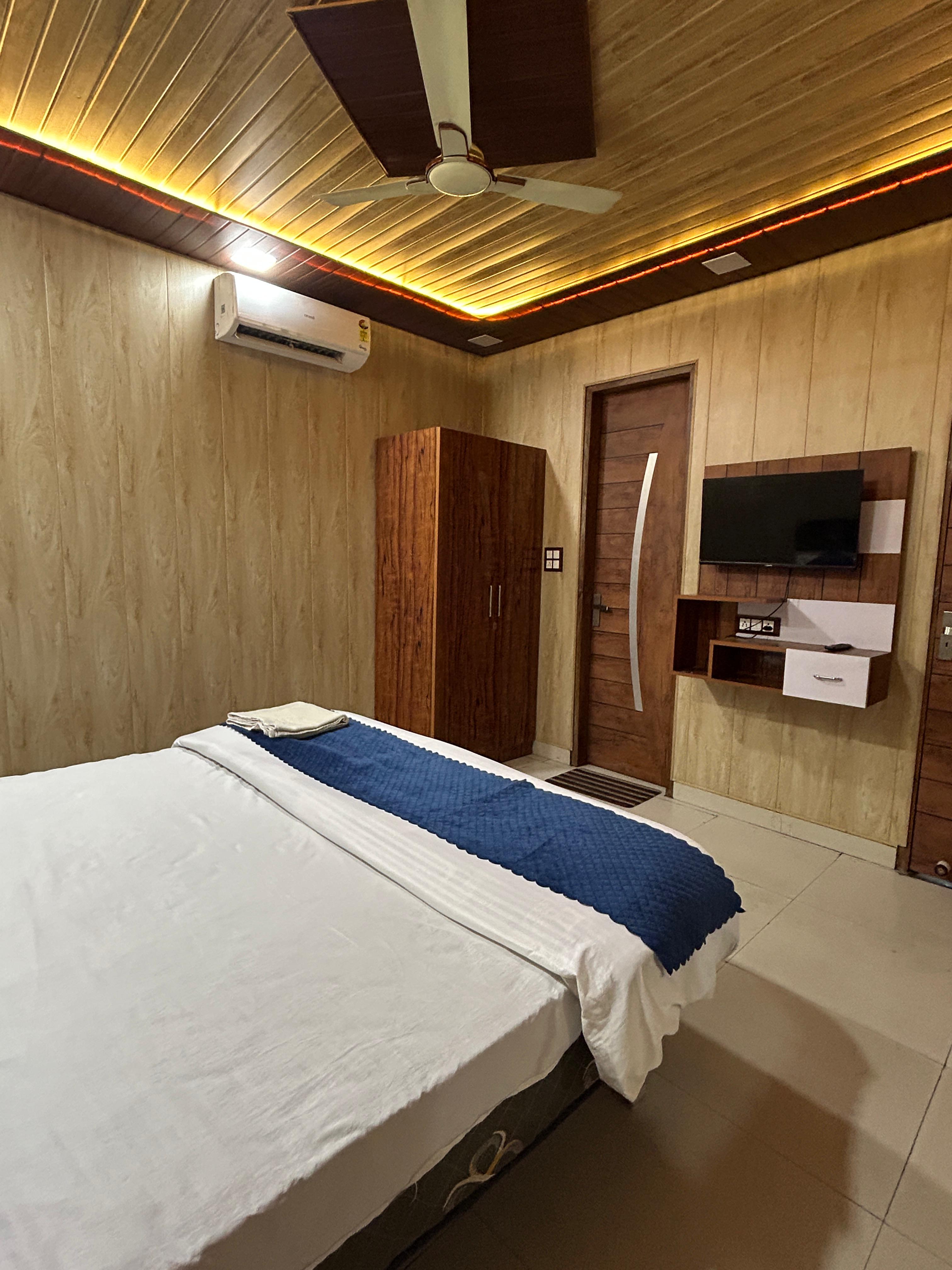 Hotel Family Inn Shahdara - Tap to explore photos