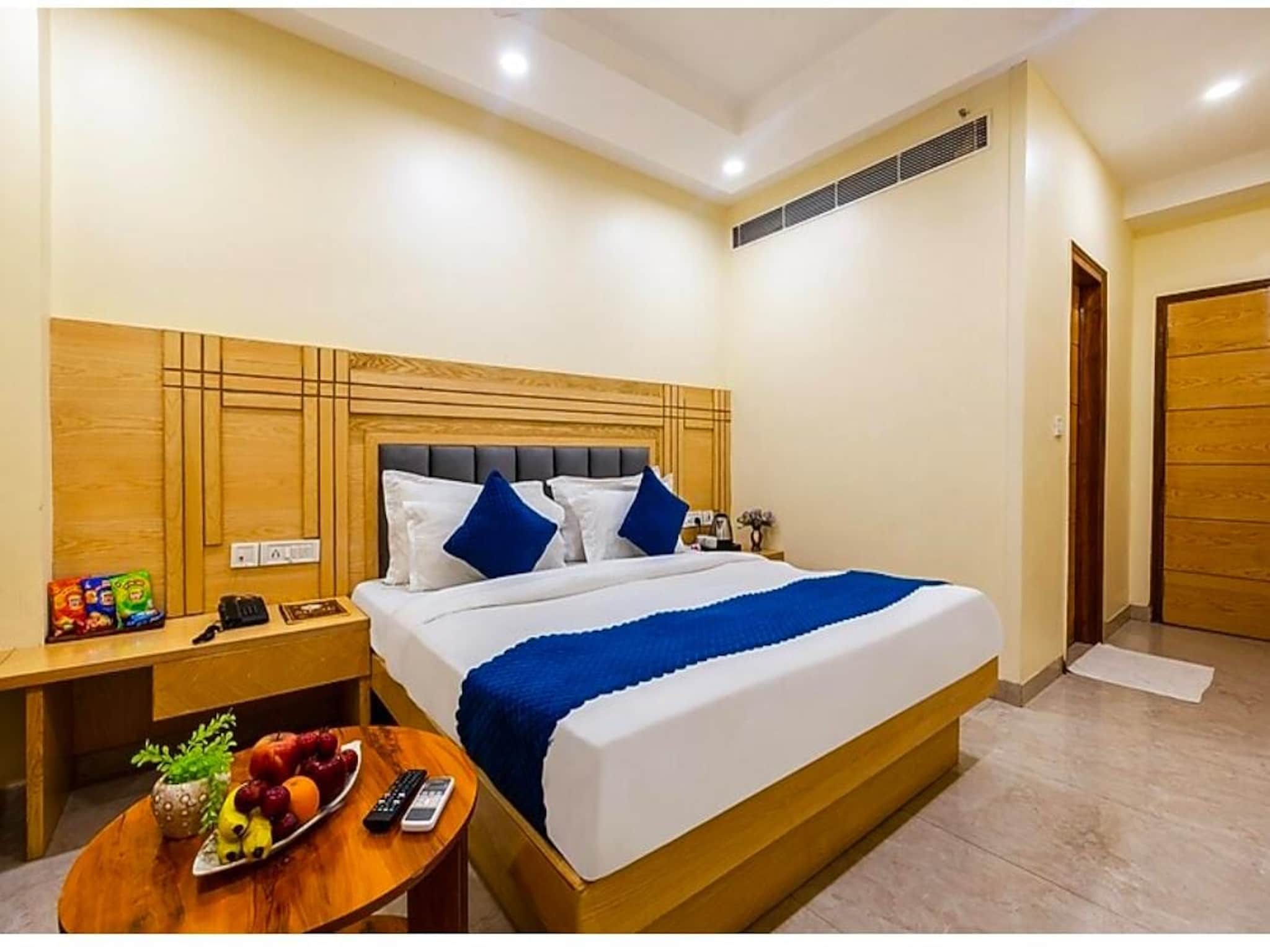 Hotel Guru Preet @ 2min From New Delhi Railway Station - Tap to explore photos