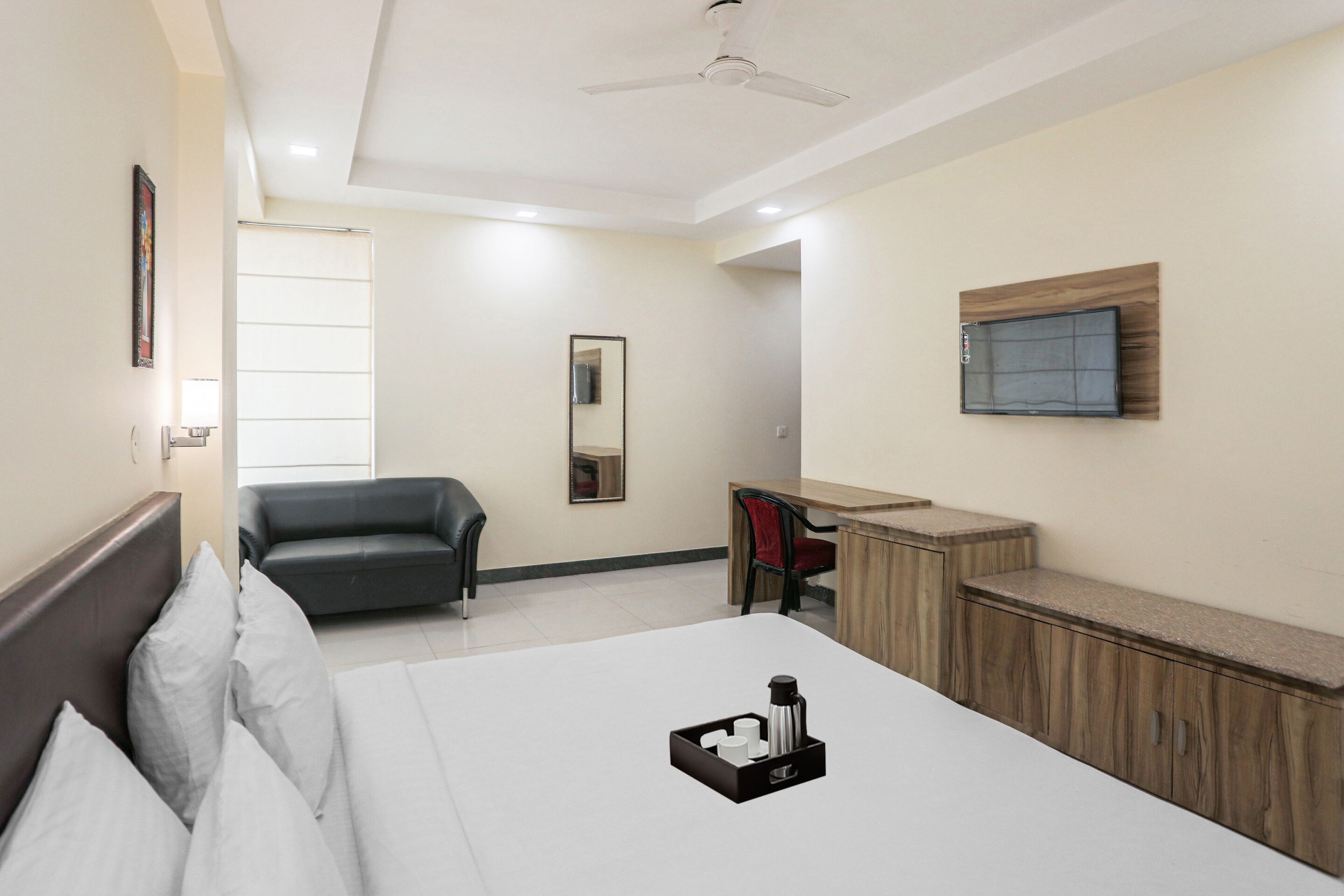 Hotel O by OYO Arihant Stays - Tap to explore photos