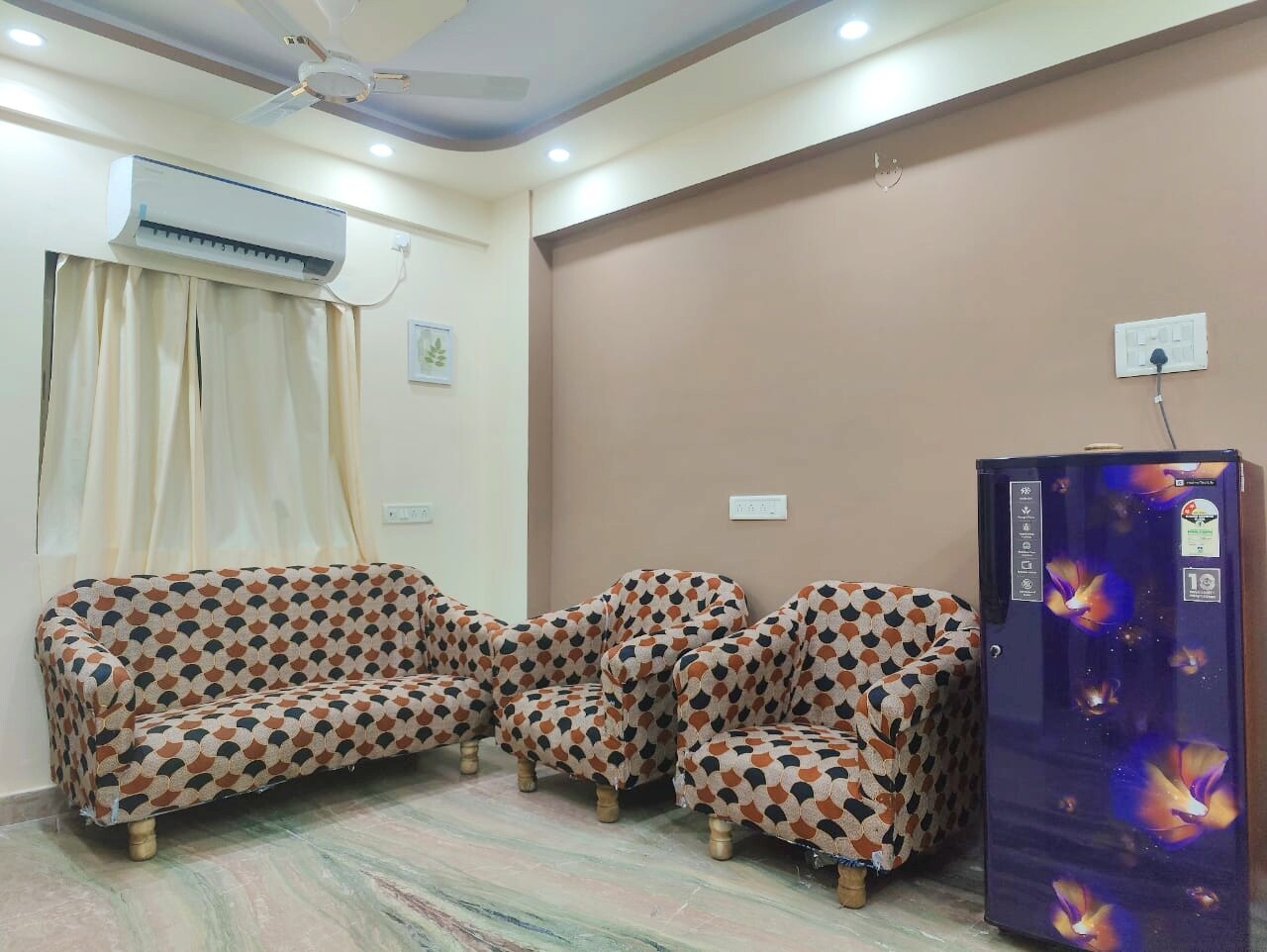 Unique and Comfy 2BHK Apartment Near Acropolis Mall - Tap to explore photos