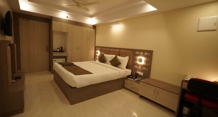 Bigwig Hotel Room Type - Deluxe AC Room