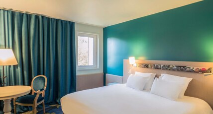 Mercure Parc Du Coudray Room Type - Superior Room, 1 Queen Size Bed, Forest View