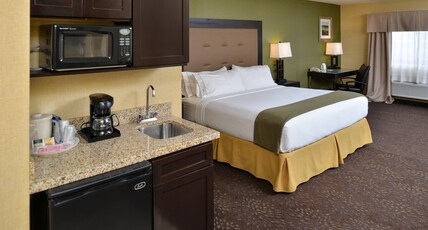 Holiday Inn Express & Suites CHARLOTTE Room Type - 1 King Standard Communications Accessible Tub