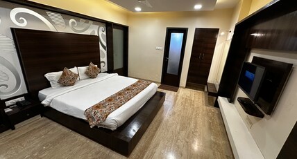 Hotel Suvi Palace Room Type - Rose Suite WITH BATHTUB (Age Limit for Check In is 21 years) Hotel Suvi Palace Room Type - Rose Suite WITH BATHTUB (Age Limit for Check In is 21 years)