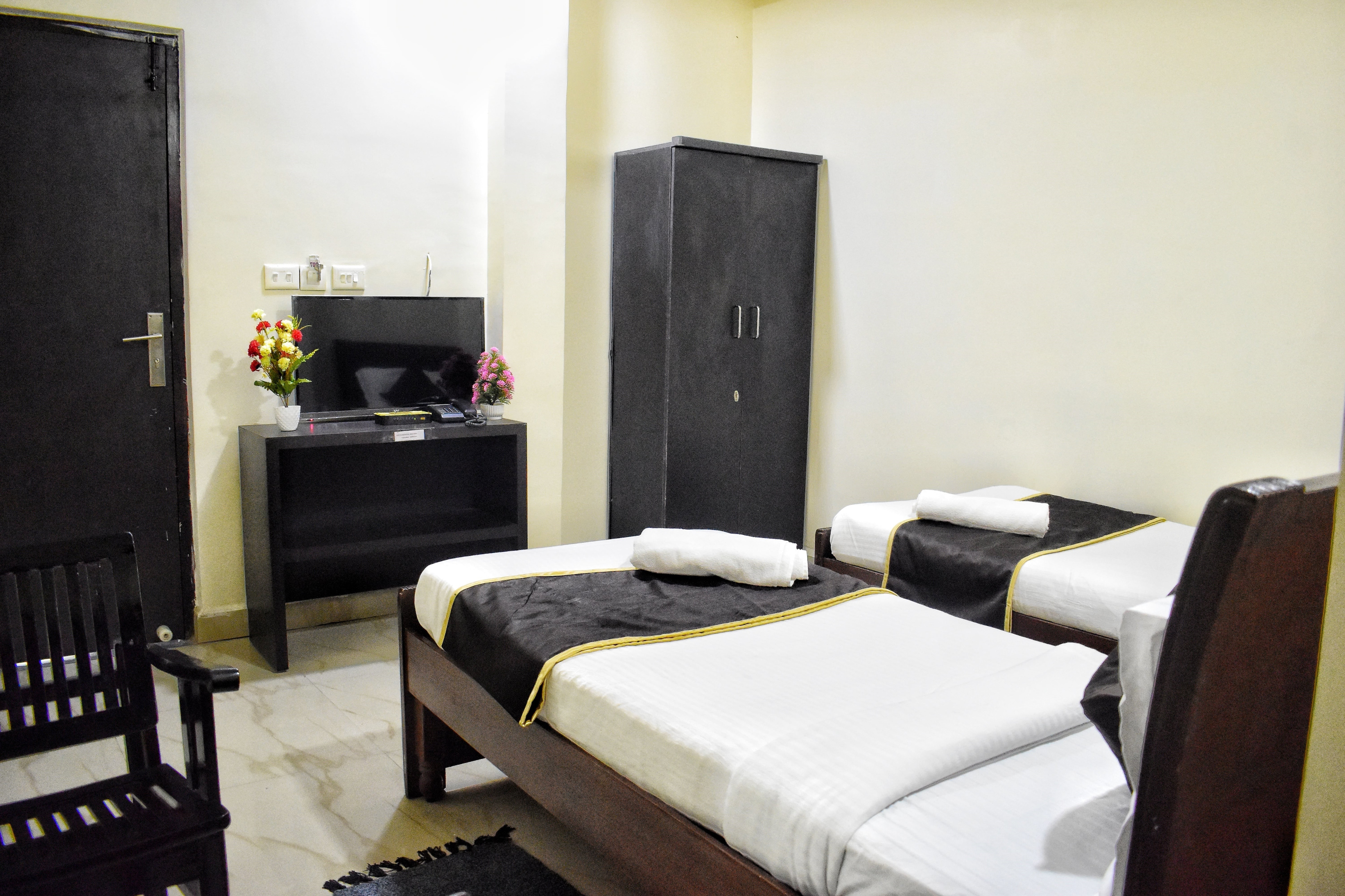 Essvee - Tap to explore photos