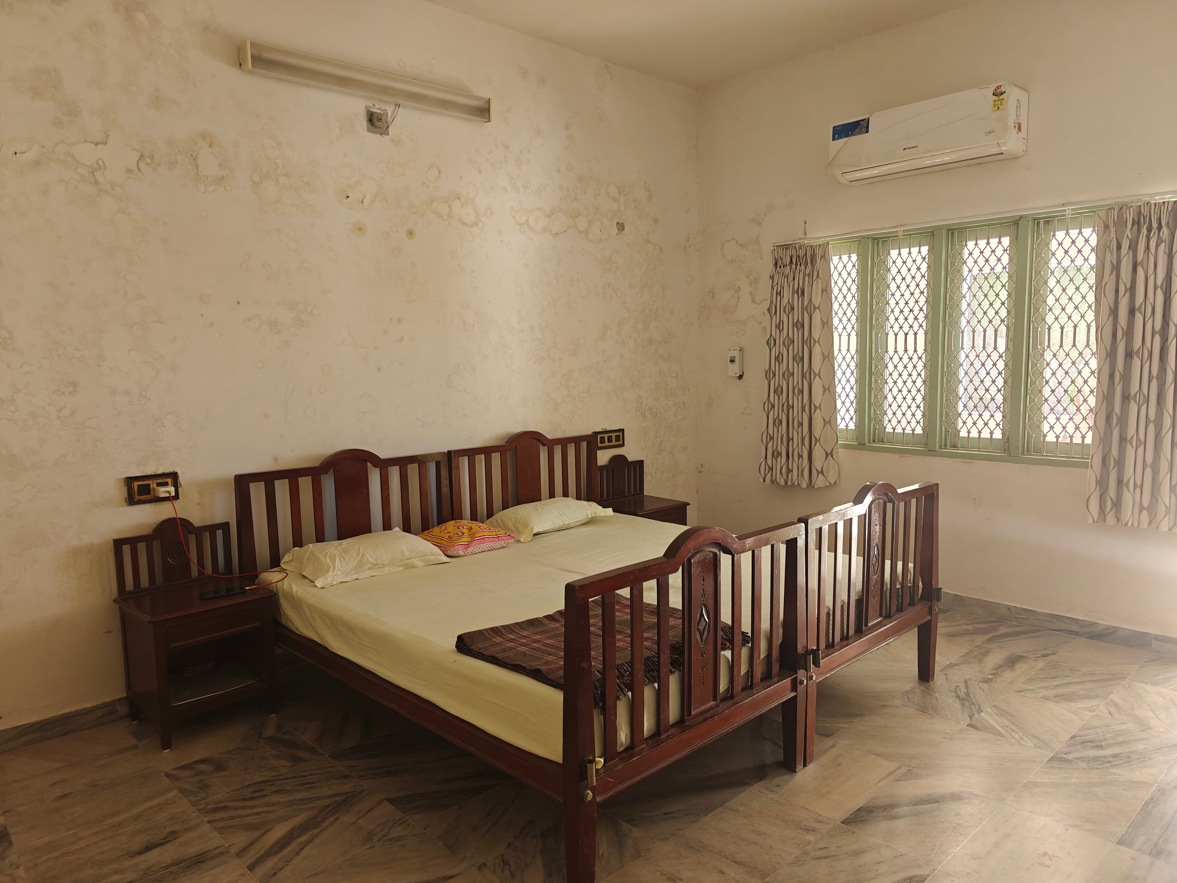 Rustic MountAbu Villa nr Nakki Lake with breakfast - Tap to explore photos