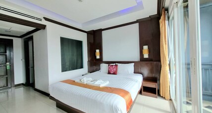 77 Patong Hotel & Spa Room Type - Deluxe Room - King