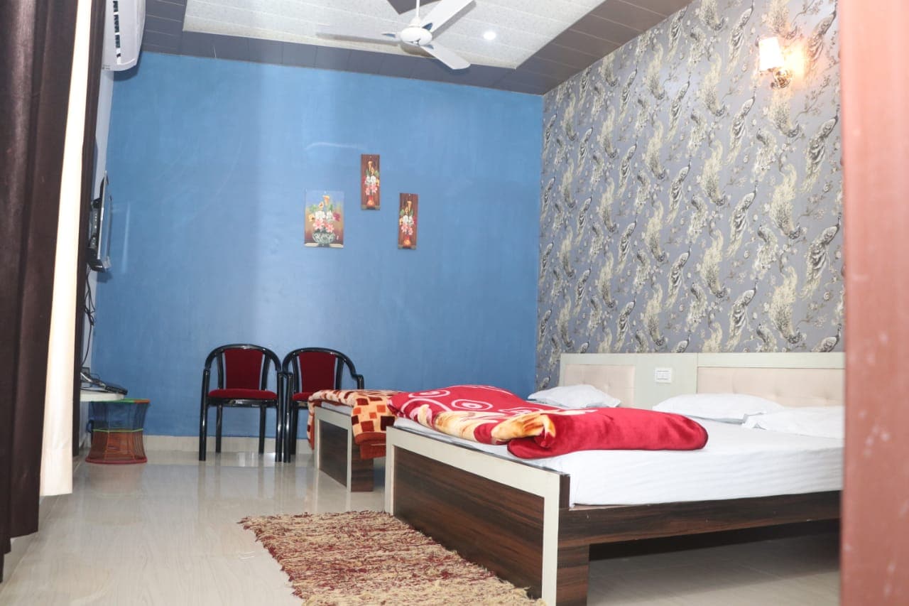 Shri Dwarkadhish Paying Guest - Tap to explore photos