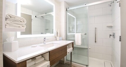 Hampton Inn by Hilton Sydney Nova Scotia Room Type - 1 KING BED ONLY