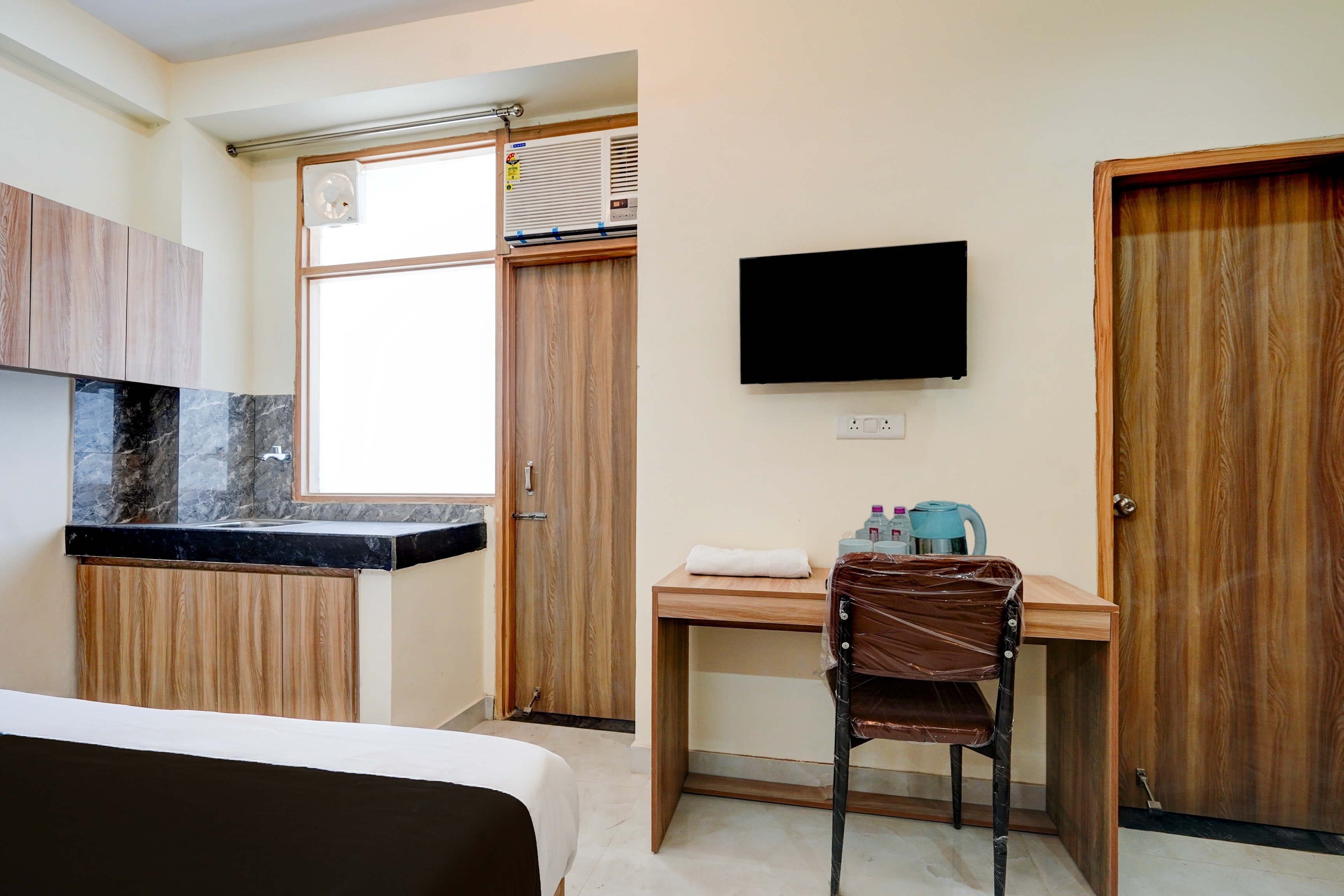 Super Townhouse Sector 18 Udhyog Vihar - Tap to explore photos