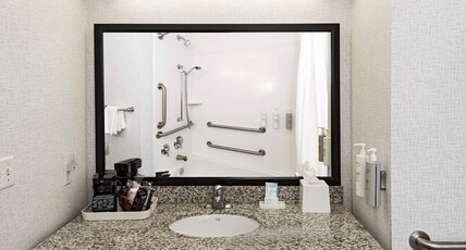 Hampton Inn & Suites Raleigh Downtown Room Type - 1KNG MOB HEAR ACC W TUB NS