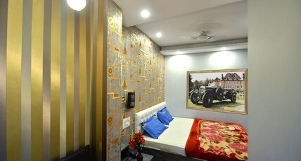 walkin shiva paying guest house Room Type - Deluxe Double AC