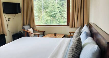 Serenity Stays Room Type - Family Room with Mountain View