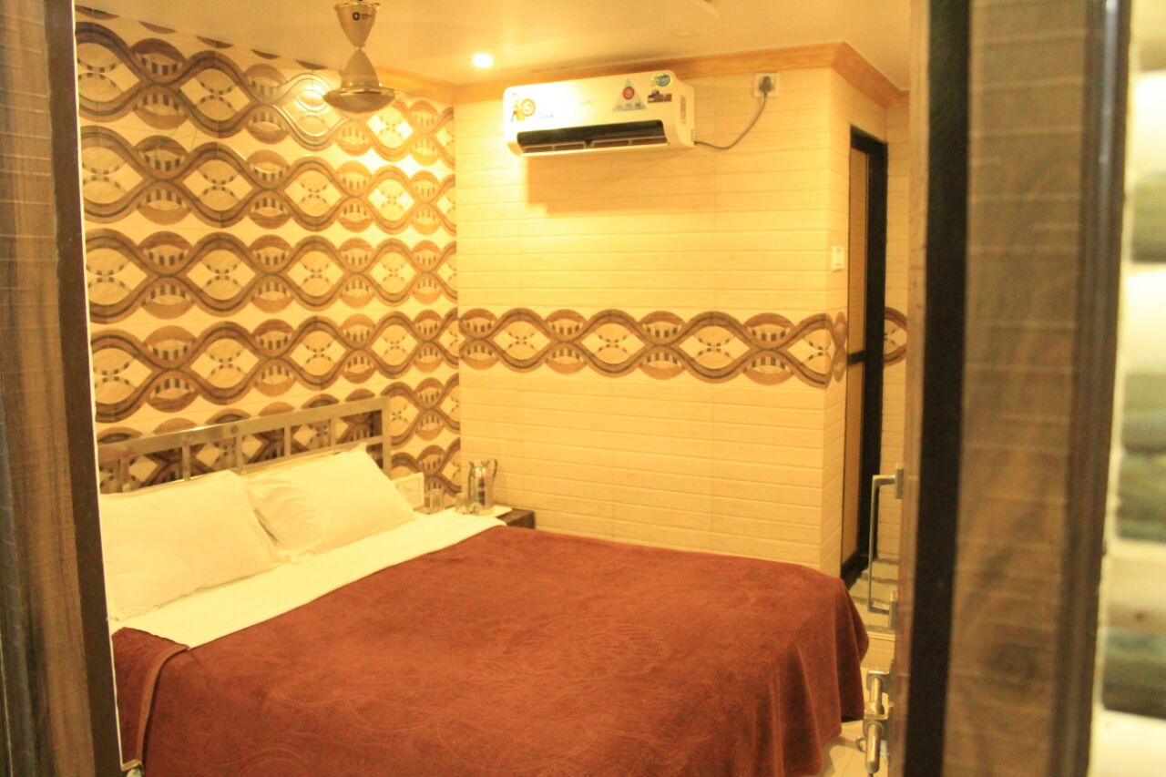 Hotel Shadab Palace - Tap to explore photos