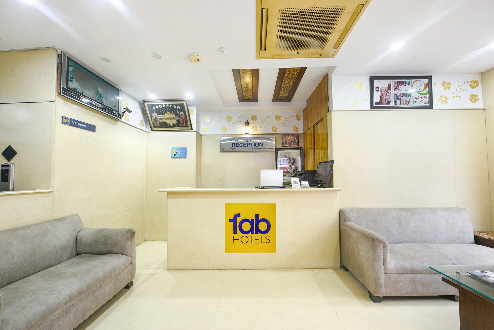 FabHotel Jaggi Palace Karol Bagh - Tap to explore photos