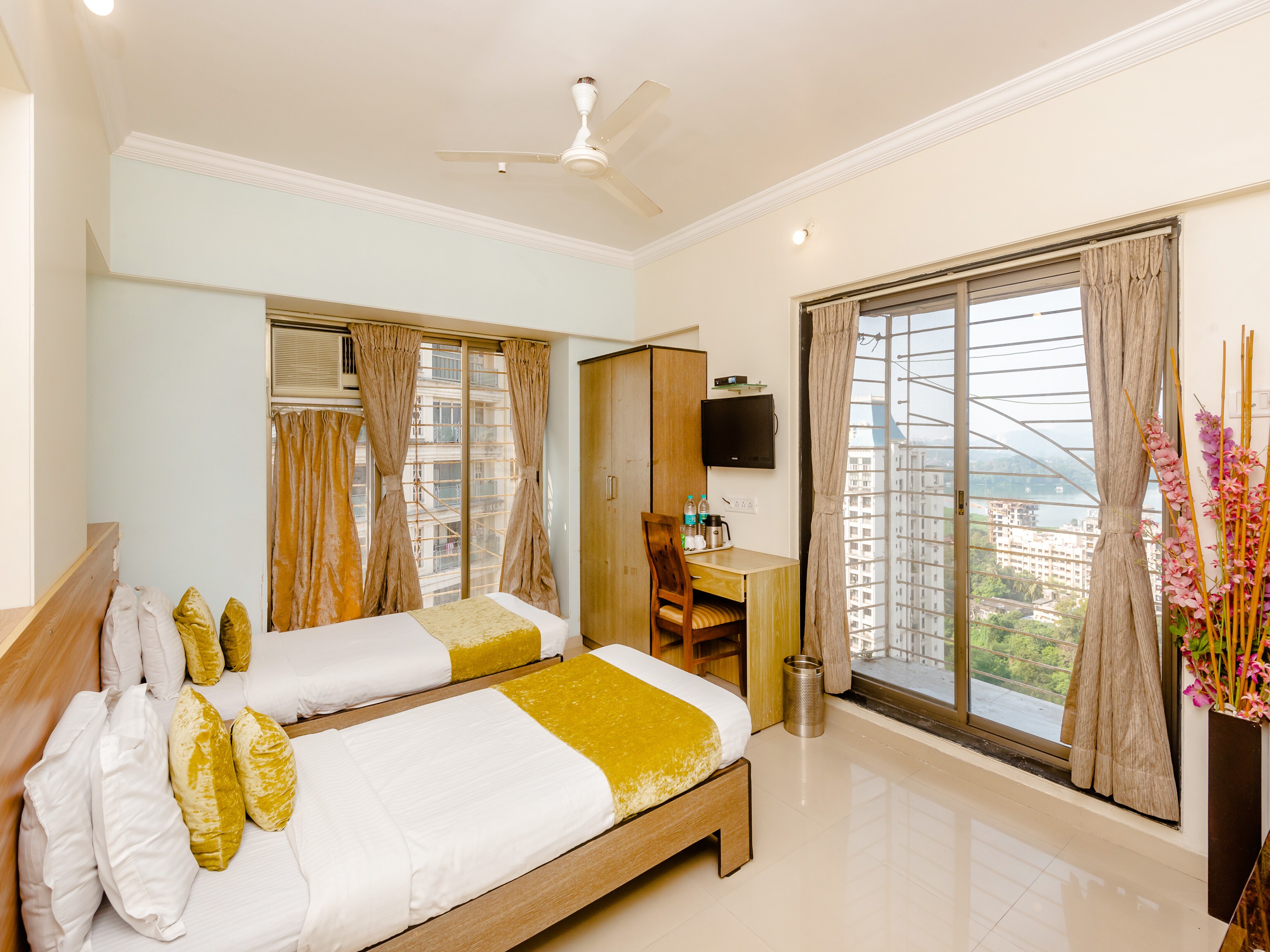 Tuliipstays Deluxe Private Rooms - Tap to explore photos