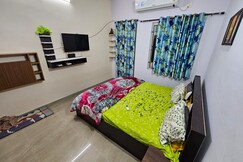 Secure Peaceful Homestay 500 M From Batamangala Temple