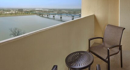 DoubleTree by Hilton Little Rock Room Type - 1 KING BALCONY NONSMOKING