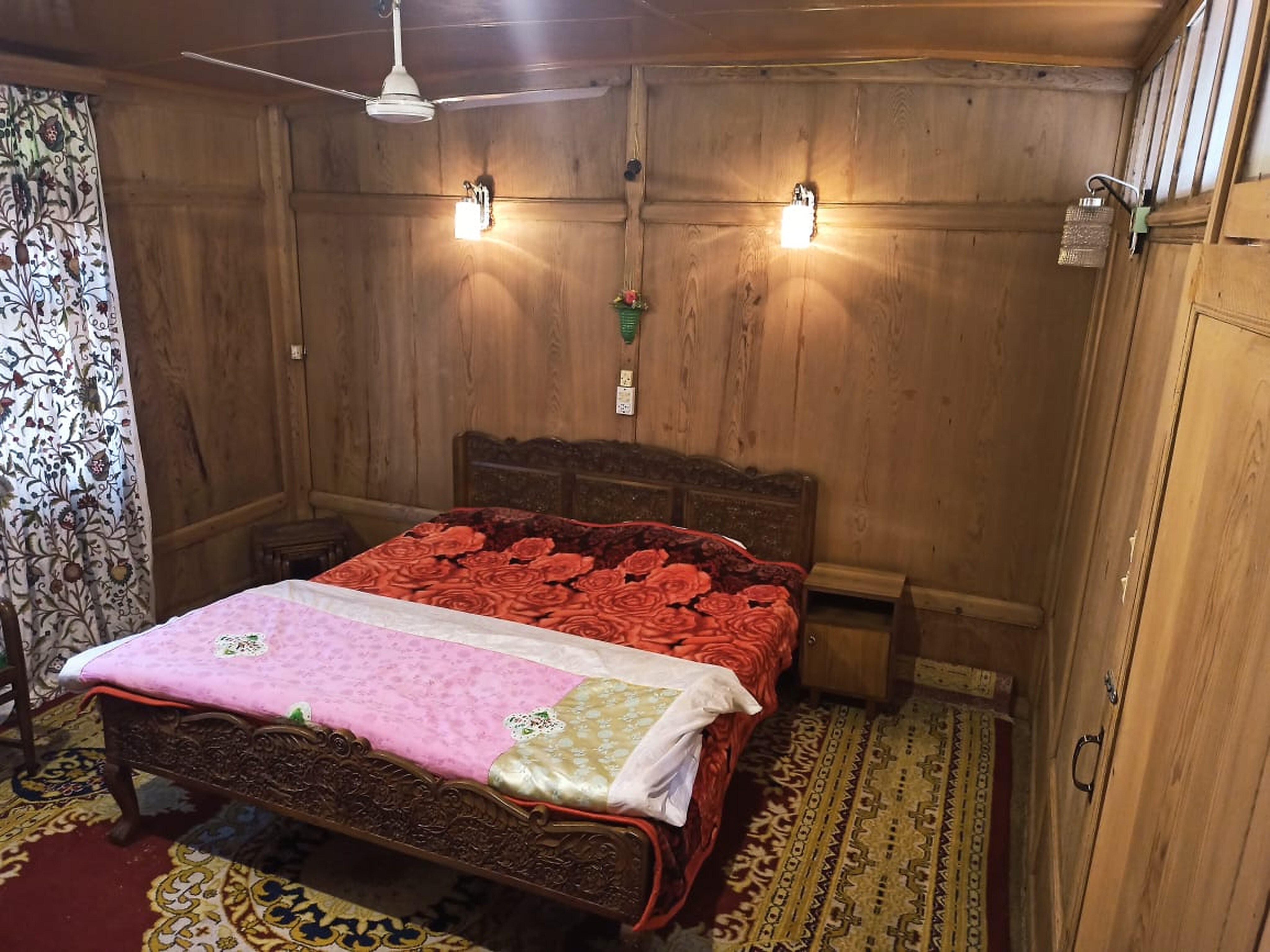 Houseboat Middle East - Tap to explore photos