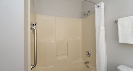 Holiday Inn Express & Suites SAGINAW Room Type - 2 Queen Suite Sofabed