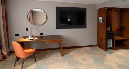 Holiday Inn BRISTOL CITY CENTRE Room Type - 1 Double Premium Sofa Bed Holiday Inn BRISTOL CITY CENTRE Room Type - 1 Double Premium Sofa Bed
