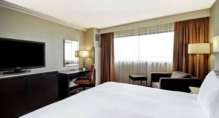DoubleTree by Hilton Pleasanton at The Club Room Type - 1 KING BED WITH SOFA BED