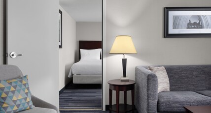 Holiday Inn OTTAWA EAST Room Type - 1 King 1 Bedroom Suite Sofa Bed
