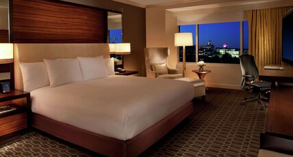 HILTON MCLEAN TYSONS CORNER Room Type - 1 KING BED